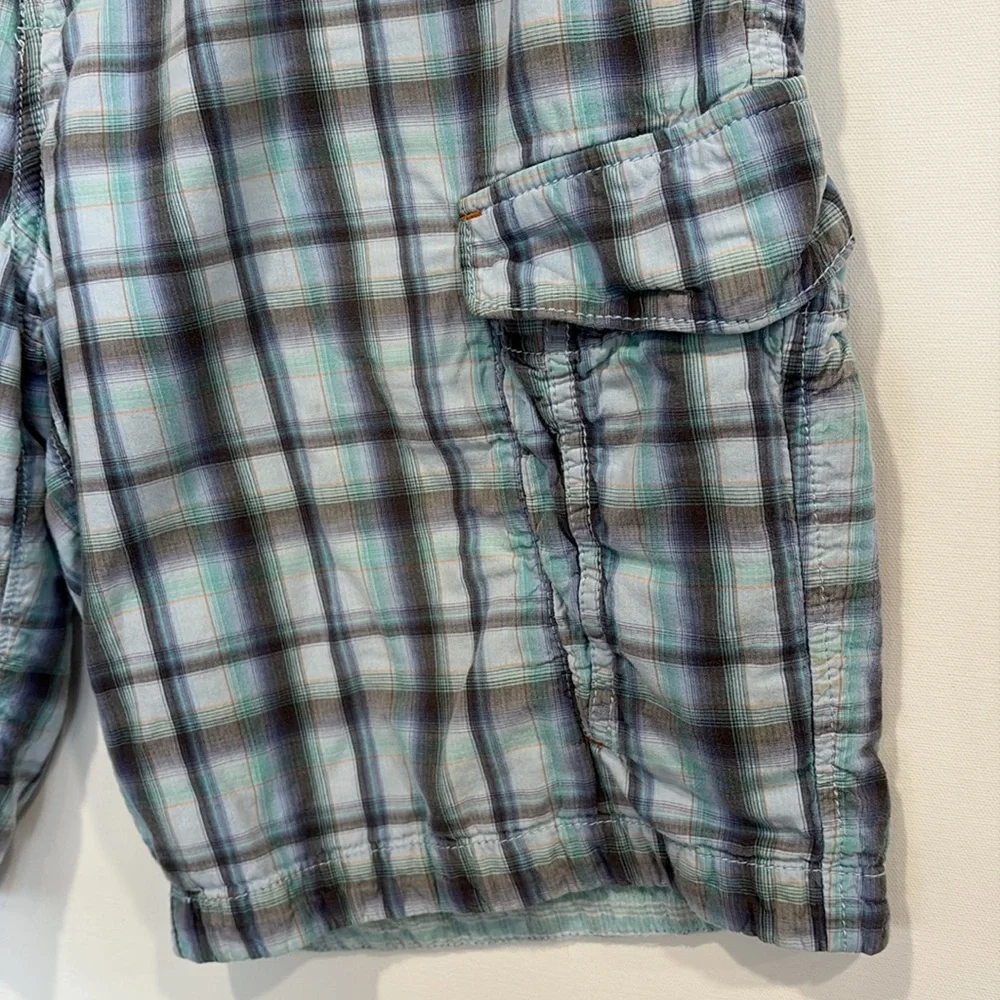 Tommy Bahama Jeans Mens Plaid Cargo Shorts Size 35 Light Blue Cotton Bermuda
